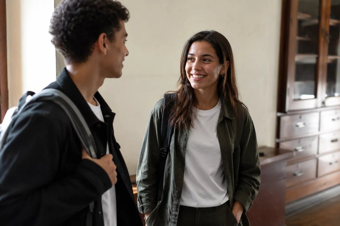 Dois estudantes de mochila continuam a discussão no corredor depois da sessão
